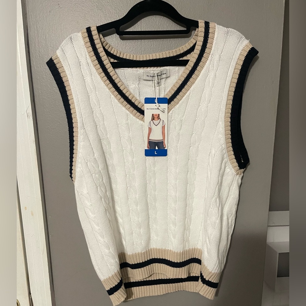 💕V Neck Sweater White with Black and Tan Details - Picture 2 of 3